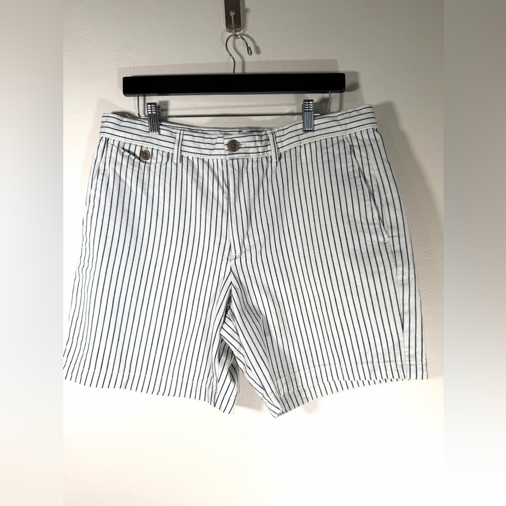 Banana Republic Men's White and Black Pinstripe Shorts